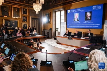 10月8日，在瑞典斯德哥爾摩舉行的2024年諾貝爾物理學(xué)獎公布現(xiàn)場，屏幕顯示獎項得主美國普林斯頓大學(xué)的約翰·霍普菲爾德和加拿大多倫多大學(xué)的杰弗里·欣頓。新華社記者 彭子洋 攝