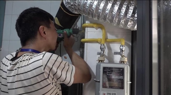 北京市石景山區(qū)工作人員上門(mén)安裝燃?xì)夤艿?。圖片來(lái)源：北京市石景山區(qū)委組織部