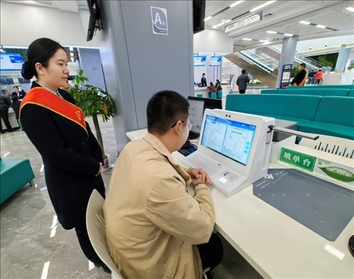 湖北省赤壁市市民在辦事人員的指導(dǎo)下填寫(xiě)相關(guān)信息。圖片來(lái)源：人民網(wǎng)湖北頻道