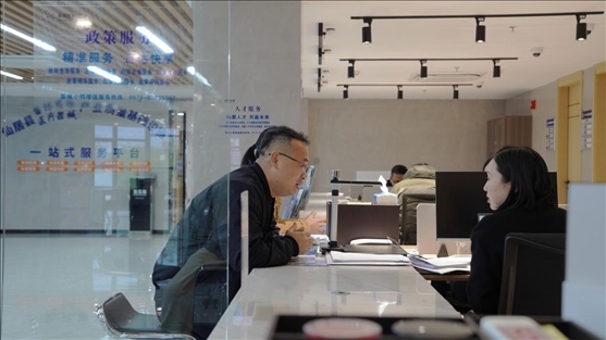 浙江省臺(tái)州市辦事群眾在政務(wù)服務(wù)中心咨詢業(yè)務(wù)辦理相關(guān)問(wèn)題。圖片來(lái)源：人民網(wǎng)浙江頻道