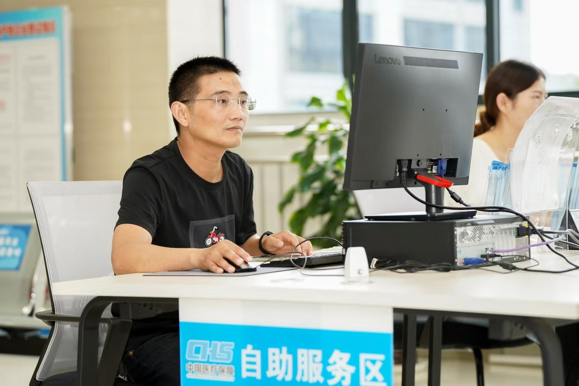 安徽省池州市市民在政務(wù)服務(wù)大廳自助辦理業(yè)務(wù)。圖片來(lái)源：人民網(wǎng)安徽頻道