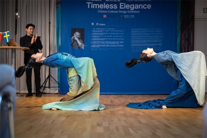 當(dāng)?shù)厝A人舞社成員表演《只此青綠》。斯德哥爾摩中國(guó)文化中心供圖