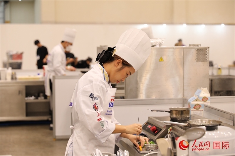 當(dāng)?shù)貢r(shí)間10月5日，廚師在第21屆釜山國(guó)際美食博覽會(huì)上展示廚藝。人民網(wǎng)記者 莽九晨攝
