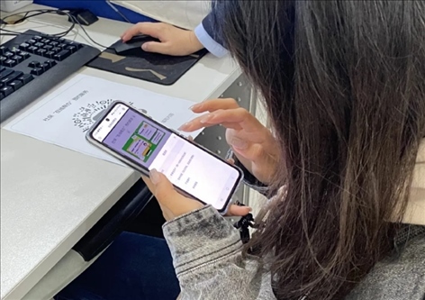 趙女士用手機(jī)掃碼預(yù)約幫辦服務(wù)。圖片來(lái)源：微信公眾號(hào)“上海市普陀區(qū)政務(wù)服務(wù)中心”