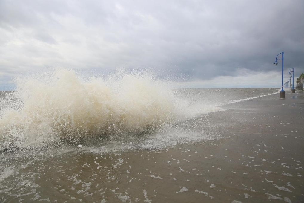 2020年9月15日，受颶風(fēng)“薩莉”影響，美國路易斯安那州新奧爾良的龐恰特雷恩湖巨浪拍岸。新華社發(fā)（魏蘭攝）