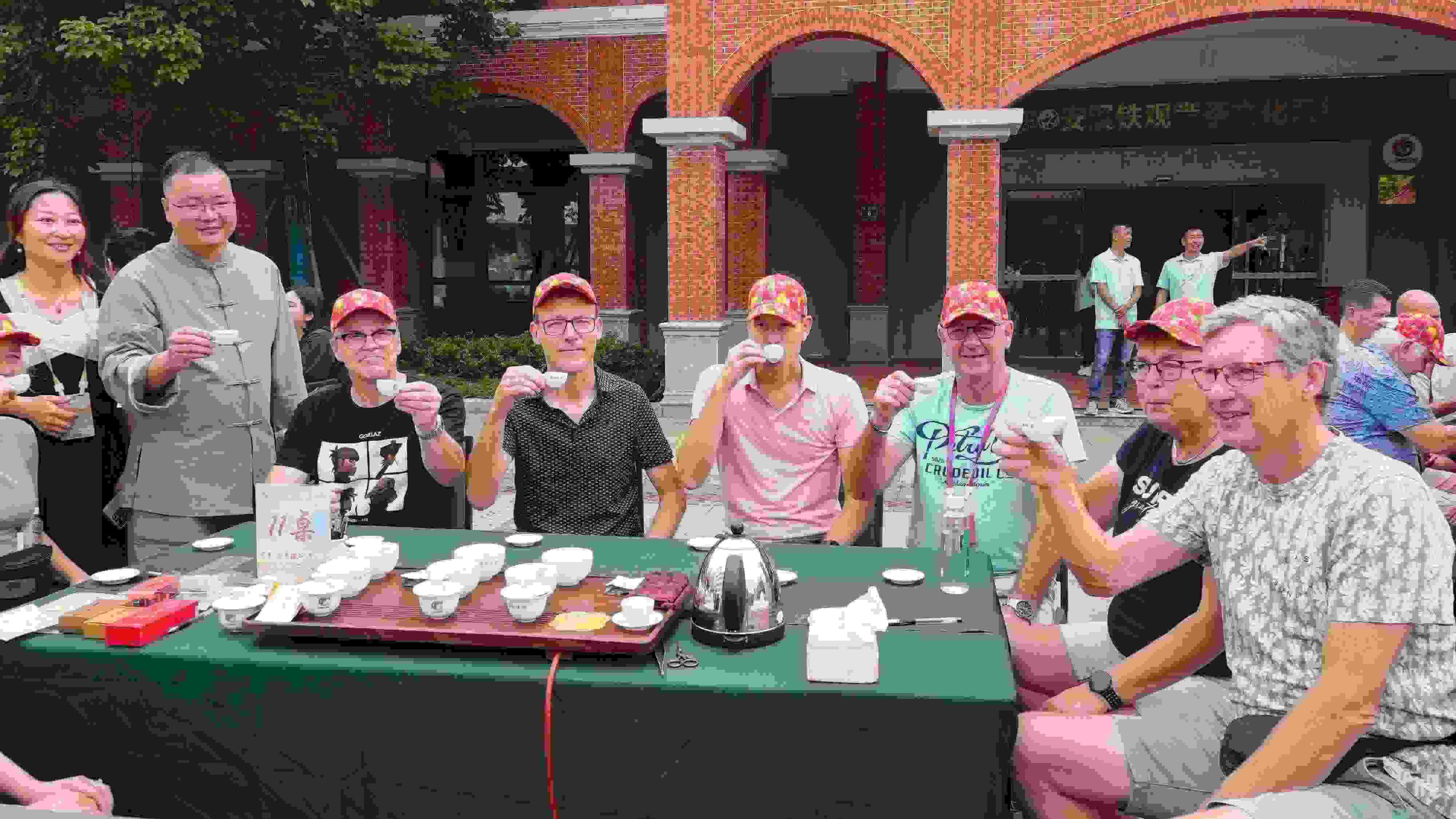 2023年10月4日，福建泉州，外國人品中國茶。