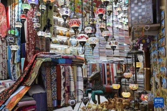 這是10月8日在阿曼首都馬斯喀特的穆特拉市集拍攝的一家店鋪。新華社記者 汪強(qiáng) 攝
