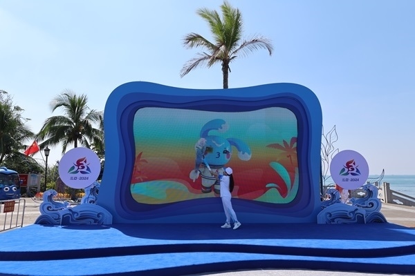 第12棒火炬手“點(diǎn)燃”現(xiàn)場(chǎng)大屏幕上運(yùn)動(dòng)會(huì)吉祥物“吉貝”手中的火炬。主辦方供圖