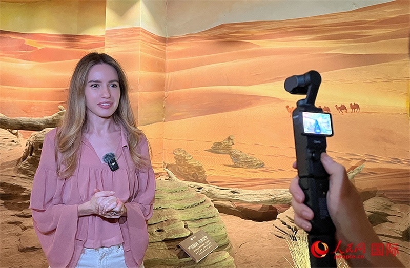 麗娜在吐魯番坎兒井源景區(qū)錄制視頻。人民網記者 曾書柔攝