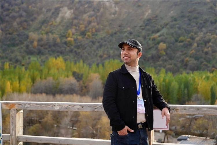 阿布德吾力參加“萬(wàn)人說(shuō)新疆”優(yōu)秀作者媒體行活動(dòng)留影。受訪(fǎng)者供圖