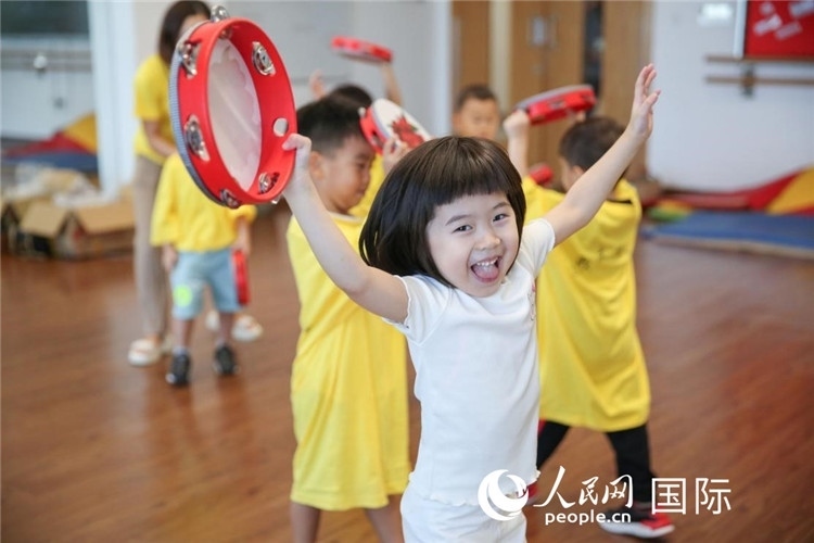 一名華裔兒童在參加音樂課程。人民網(wǎng)中東中心分社塔里克·易卜拉欣攝