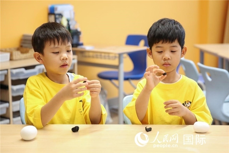 做手工。人民網(wǎng)中東中心分社塔里克·易卜拉欣攝