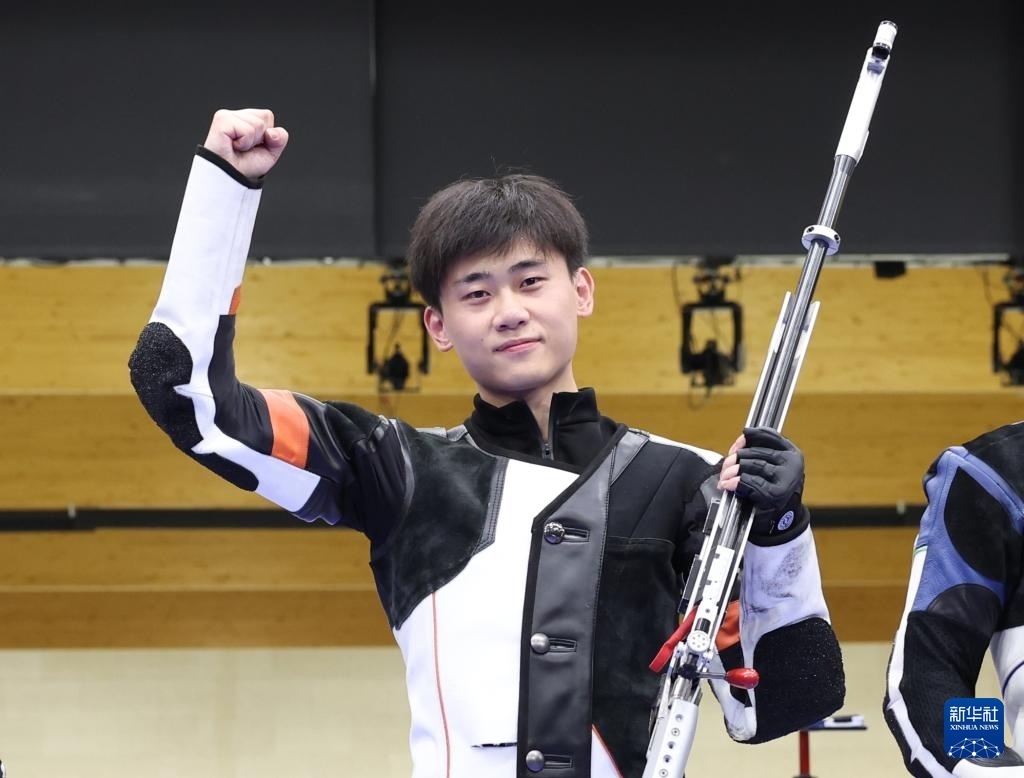 8月1日，在法國(guó)沙托魯舉行的巴黎奧運(yùn)會(huì)射擊男子50米步槍三姿決賽中，中國(guó)選手劉宇坤奪得冠軍。圖為劉宇坤在奪冠后慶祝。新華社記者 張帆 攝