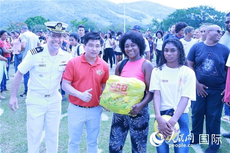 巴西中國(guó)浙江商會(huì)會(huì)長(zhǎng)鄭俠茂向巴西貧困社區(qū)兒童及家庭捐贈(zèng)基礎(chǔ)食品籃子和足球。人民網(wǎng)記者陳海琪 攝