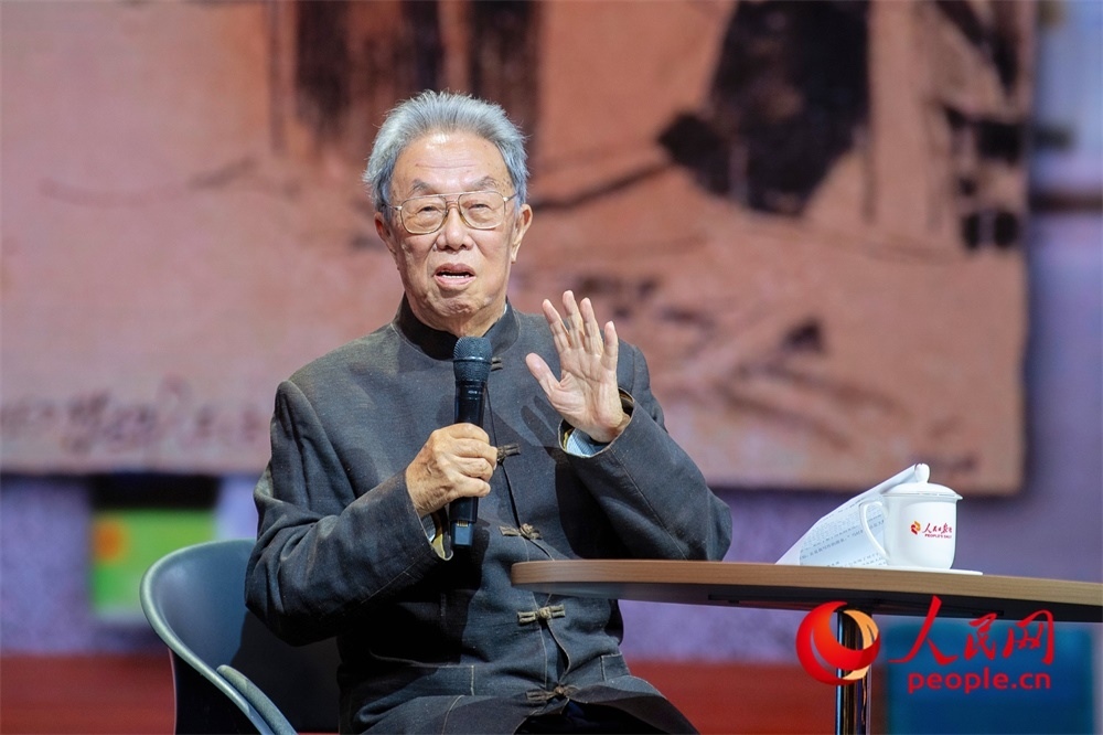 王蒙以《與時(shí)代同行 與人民同心》為題演講。人民網(wǎng)記者 翁奇羽攝