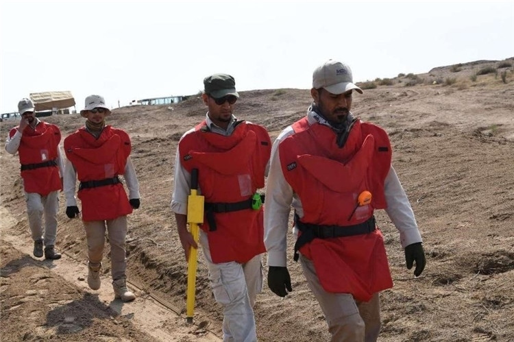 工作人員前往排雷。中國海油供圖