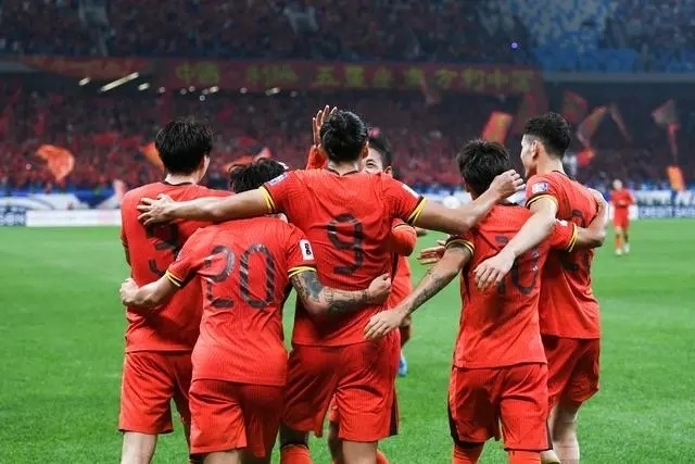 10月15日晚，張玉寧（9號）進球后與隊友擁抱慶祝。新華社記者 李紫恒攝