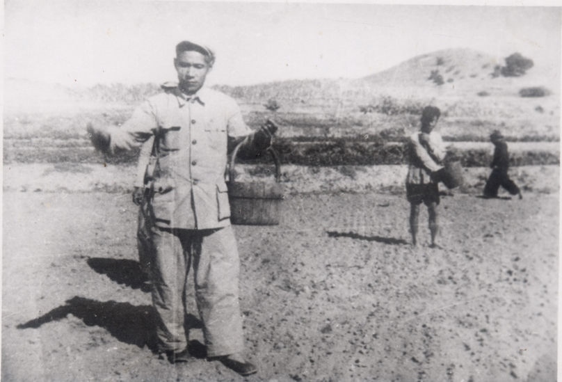 谷文昌（左）在田間與農(nóng)民一起勞動（資料照片）。