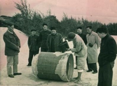 谷文昌（左一）與工程技術(shù)人員解決地下水供給（資料照片）。谷文昌帶領(lǐng)群眾修建了22座水庫和705處永久性水利工程，緩解了東山縣水資源極度缺乏的難題。