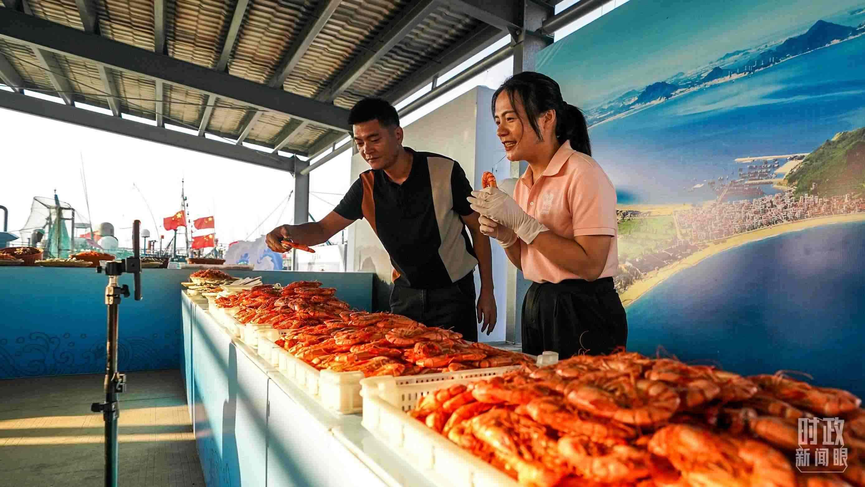 △正在直播賣貨的澳角村村民。（總臺記者李晉拍攝）