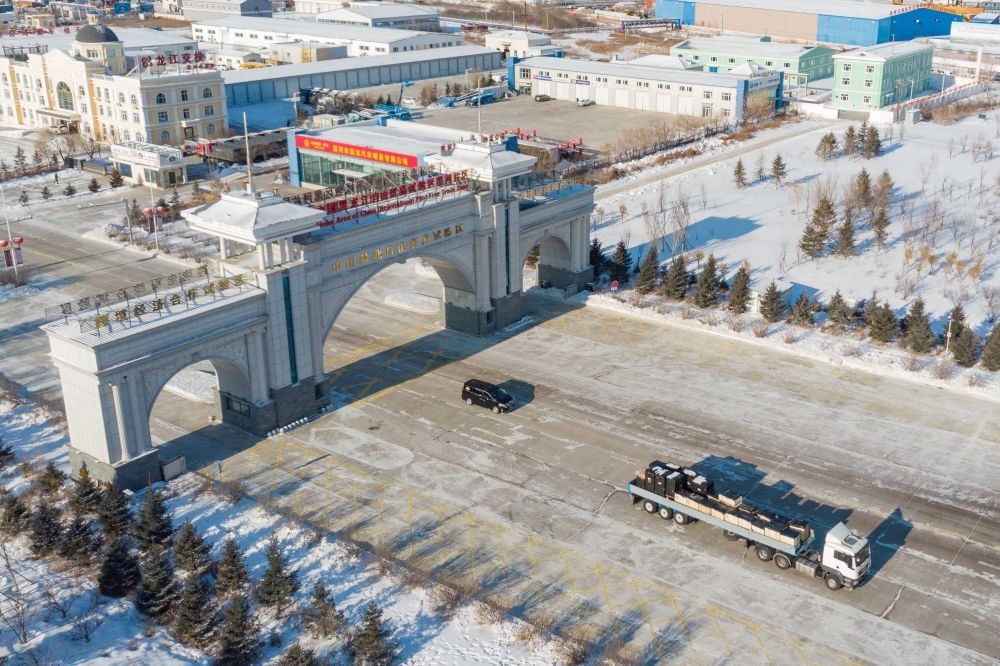 這是中國（黑龍江）自由貿(mào)易試驗區(qū)黑河片區(qū)（2024年1月31日攝，無人機照片）。2023年，該自貿(mào)片區(qū)外貿(mào)進(jìn)出口總值達(dá)244.82億元，實現(xiàn)增幅56.9%，引進(jìn)外資企業(yè)16家，直接利用外資127.3萬美元，同比增長27.3%。