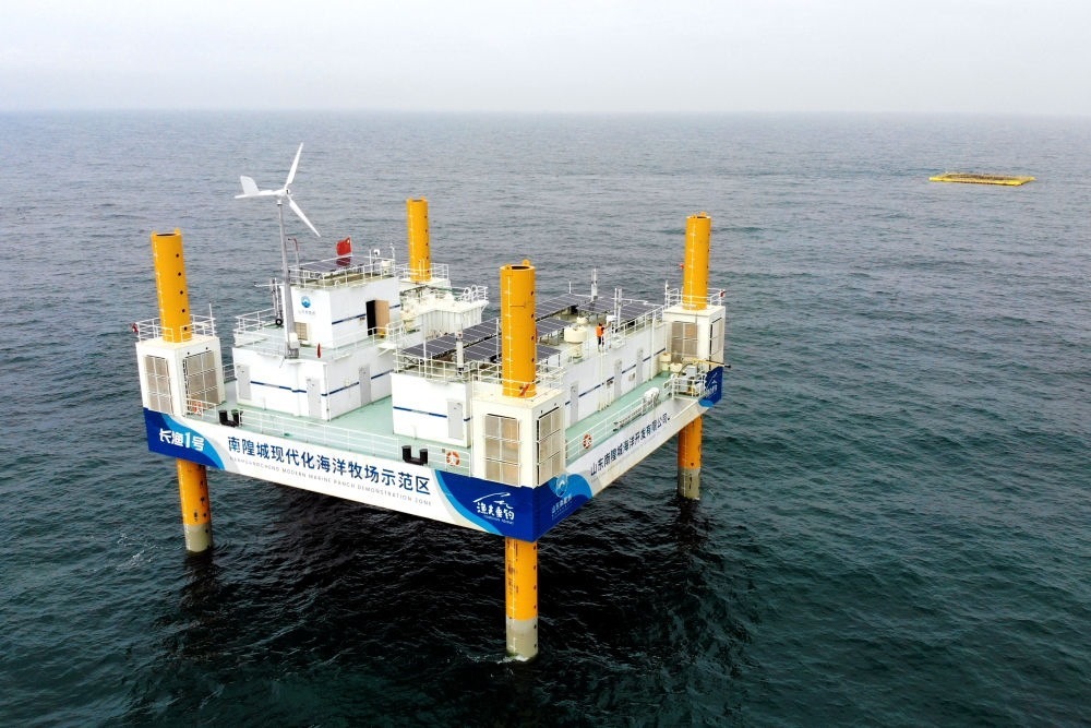 這是應(yīng)用5G技術(shù)的山東長島綜合試驗區(qū)南隍城國家級海洋牧場示范區(qū)海上平臺（2020年8月8日攝，無人機照片）。中國（山東）自由貿(mào)易試驗區(qū)設(shè)立以來，一系列大膽試、大膽闖、自主改的政策逐步落實，制度創(chuàng)新打通堵點、釋放活力，成為深化對外開放、發(fā)展海洋經(jīng)濟的重要抓手。
