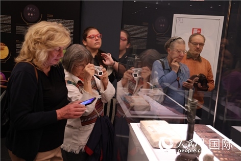 嘉賓參觀展覽。人民網(wǎng)記者禹麗敏 攝。