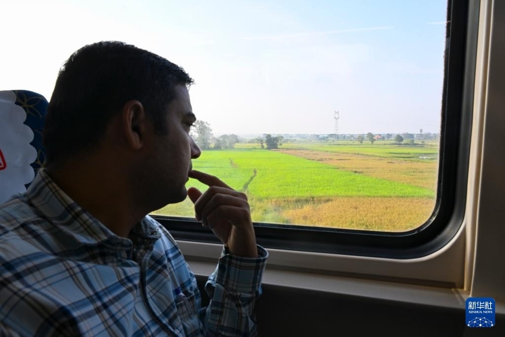這是10月12日在老撾拍攝的中老鐵路C98列車上的一名乘客。新華社記者 程一恒 攝