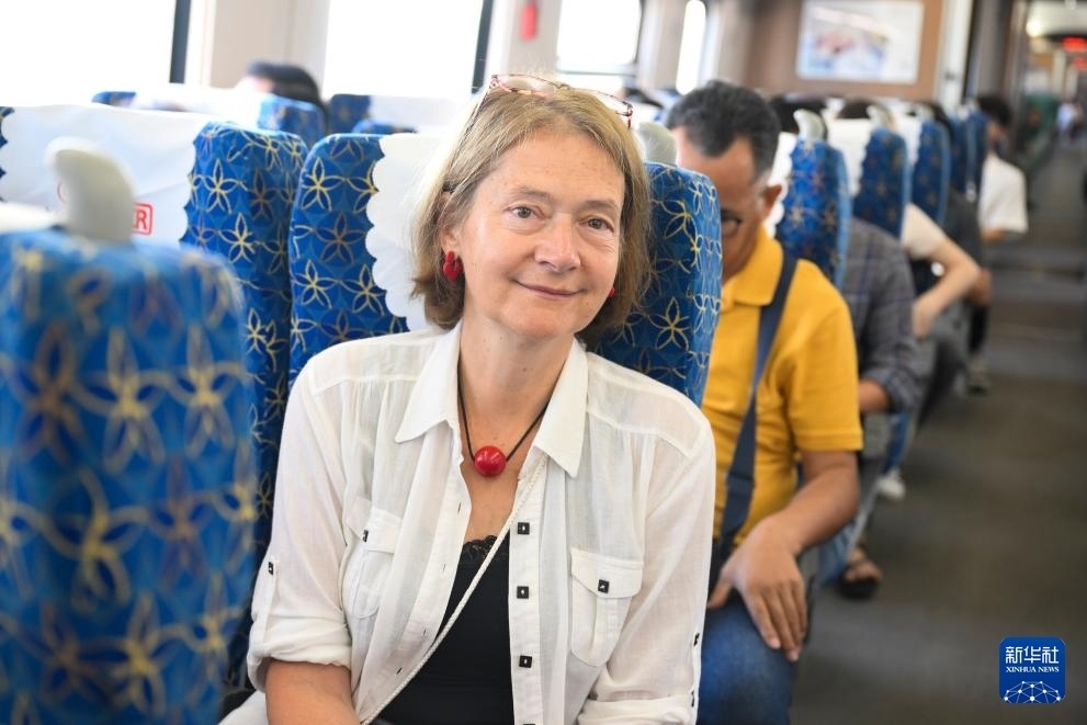 這是10月12日在老撾拍攝的中老鐵路C98列車上的一名乘客。新華社記者 程一恒 攝