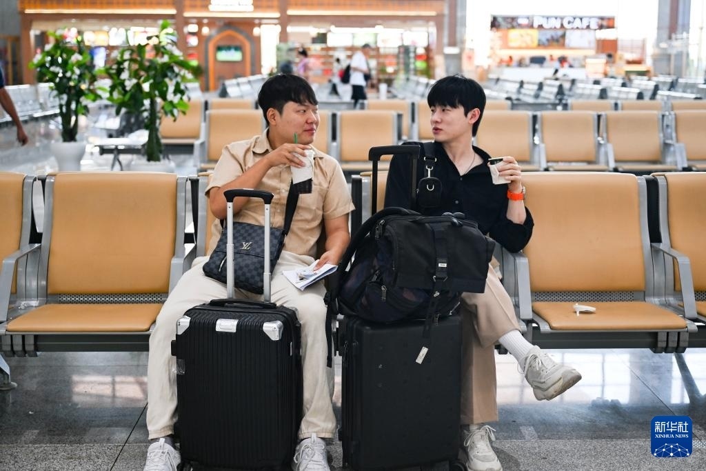 10月12日，在老撾萬象中老鐵路萬象站候車廳，兩名乘客在等候列車。新華社記者 程一恒 攝