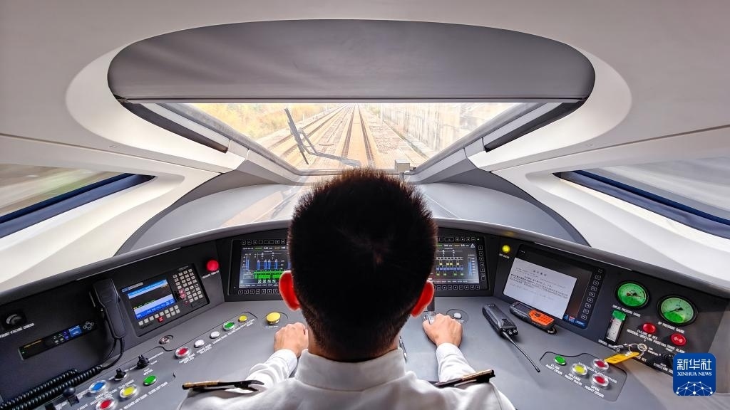 9月12日，司機駕駛高速動車組列車行駛在雅萬高鐵上（手機照片）。新華社記者 徐欽 攝