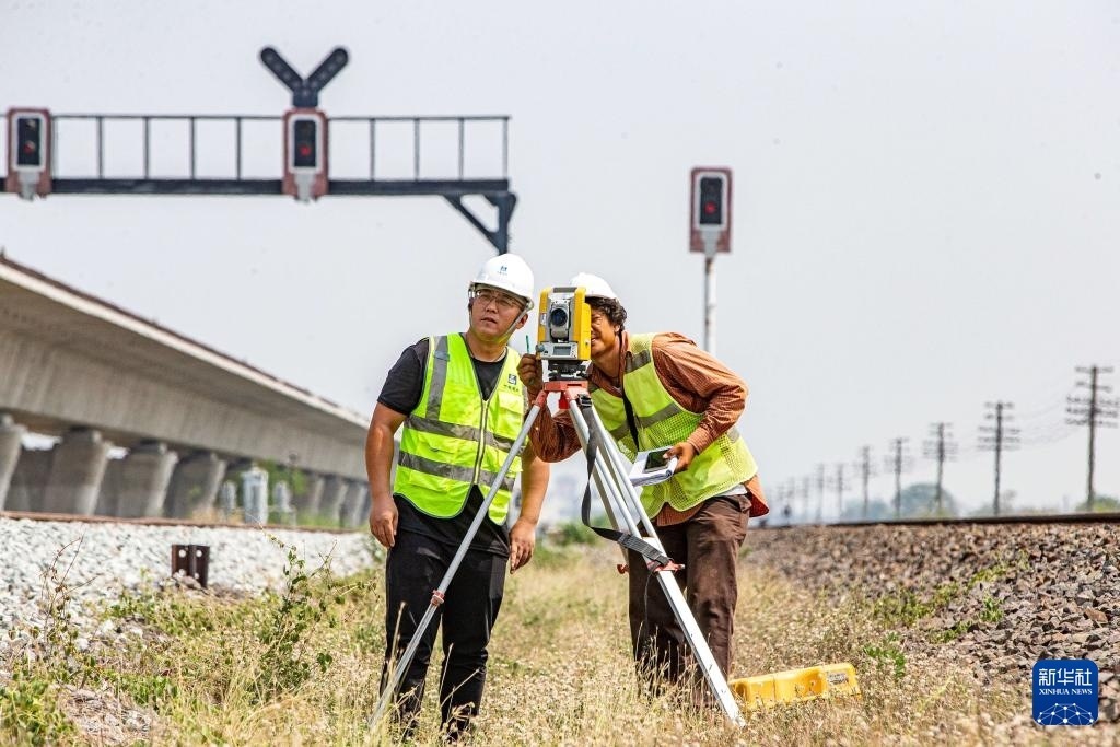 5月1日，在泰國大城府，中泰高鐵項目工作人員在施工現(xiàn)場勘查。新華社記者 王騰 攝