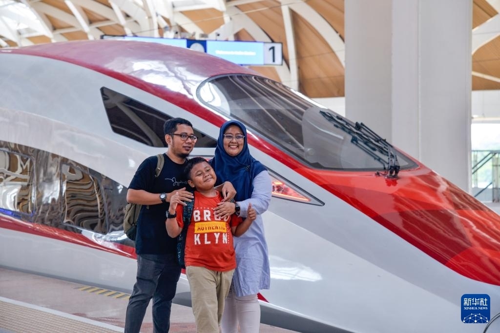 4月17日，在印度尼西亞雅加達哈利姆站站臺，乘客和雅萬高鐵高速動車組列車合影。新華社記者 徐欽 攝