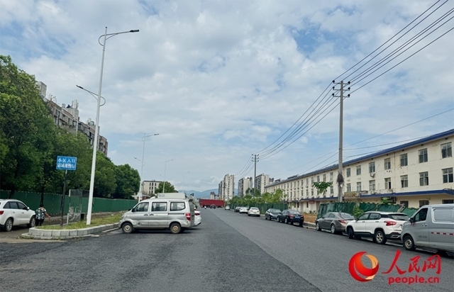 麗水佳園小區(qū)入口外及長(zhǎng)富大道上停滿了車(chē)輛。人民網(wǎng)記者 邱燁攝