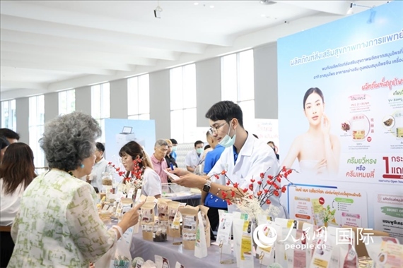 活動(dòng)現(xiàn)場(chǎng)，泰國(guó)華僑中醫(yī)院工作人員向來(lái)訪者介紹養(yǎng)生產(chǎn)品。人民網(wǎng)記者楊一攝