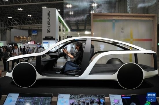 這是10月17日在日本千葉縣舉行的日本高新技術(shù)博覽會上拍攝的，索尼公司展示的概念車模型。新華社記者 錢錚 攝