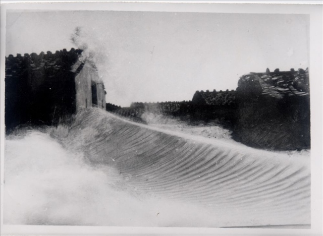 昔日的東山島風(fēng)沙掩埋部分村民村舍（資料照片）。