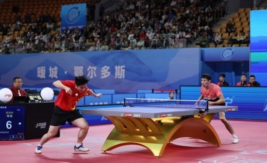 10月18日，上海隊(duì)選手樊振東（左）在單打比賽中發(fā)球。他3:2戰(zhàn)勝福建隊(duì)選手程靖淇。新華社記者 王楷焱 攝