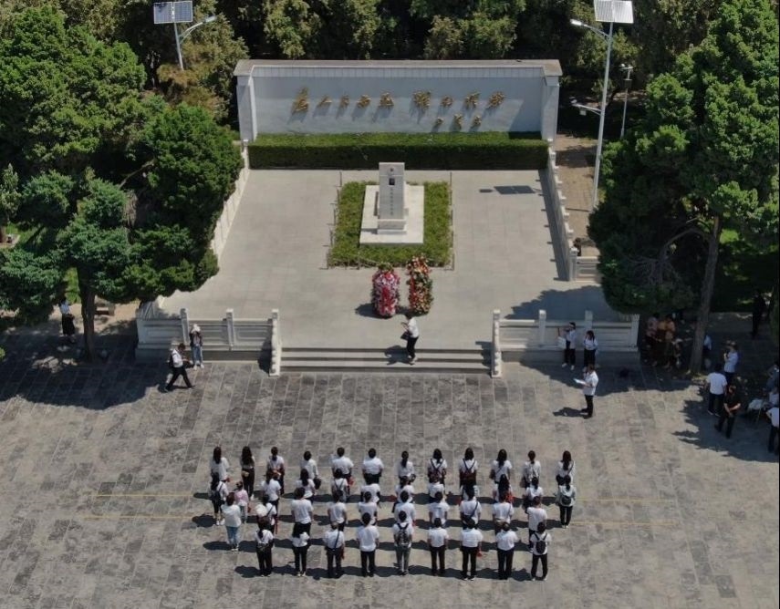 2021年6月24日，參觀者在位于河南省蘭考縣的焦裕祿紀(jì)念園瞻仰焦裕祿烈士墓（無人機(jī)照片）。新華社記者 李安 攝