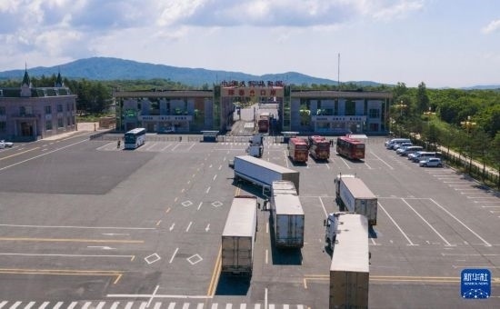 2019年6月22日，往返于中國和俄羅斯的貨車在中俄琿春口岸前排隊等待通關(guān)（無人機照片）。