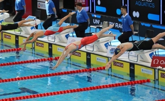10月18日，中國選手張雨霏（右二）在女子50米自由泳預(yù)賽中出發(fā)。新華社記者 方喆 攝