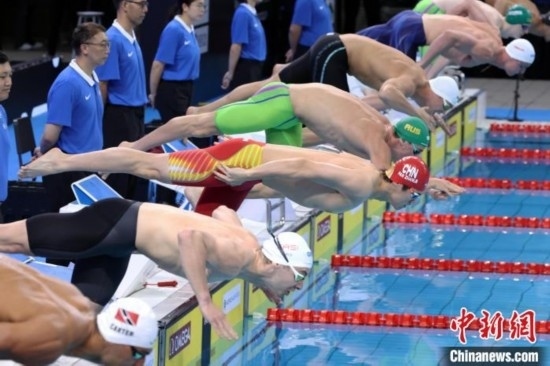 10月19日晚，2024年世界泳聯(lián)游泳世界杯上海站結(jié)束第二個(gè)比賽日的爭(zhēng)奪。圖為中國(guó)選手潘展樂(lè)(左三)在男子100米自由泳決賽中。 中新社記者 湯彥俊 攝
