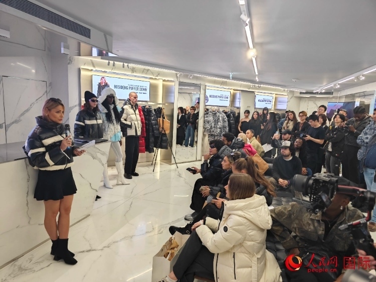 英國時(shí)尚博主分享自己的穿搭心得。人民網(wǎng)記者 邢雪攝