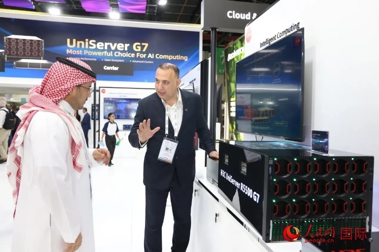 觀眾了解新華三集團展示的最新服務器產(chǎn)品。人民網(wǎng)記者 任皓宇攝