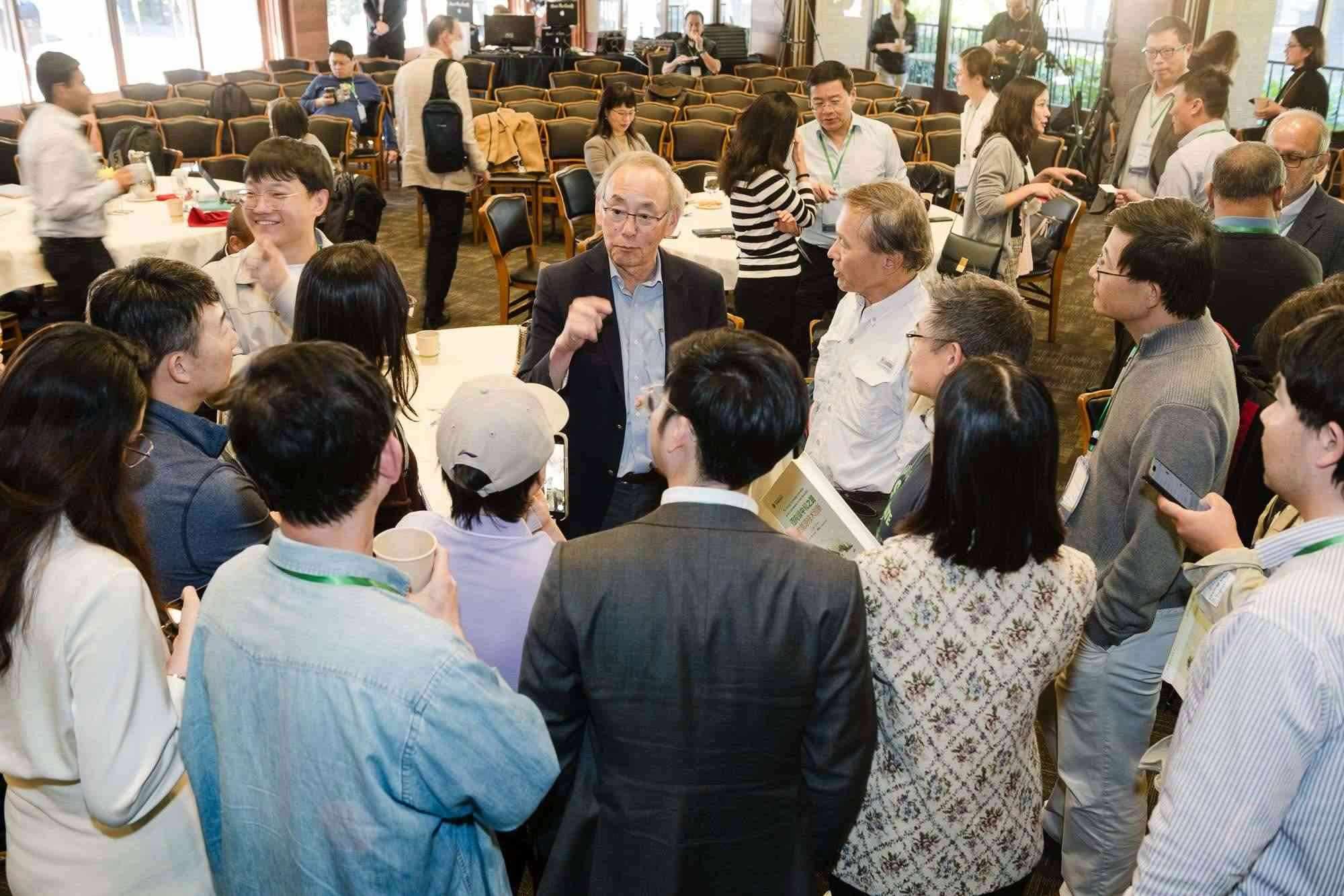 美國(guó)前能源部長(zhǎng)、諾獎(jiǎng)得主朱棣文教授在會(huì)場(chǎng)與參會(huì)者交流。馮超攝