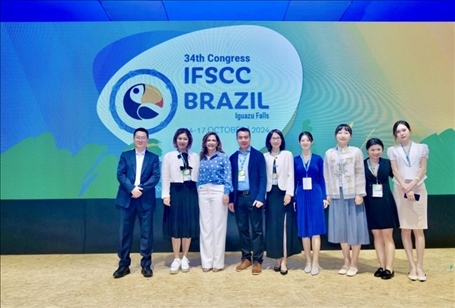 百雀羚集團高層與研發(fā)團隊。受訪方供圖