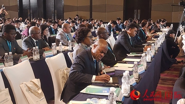 與會來賓在認真記錄。人民網(wǎng)記者 萬宇攝