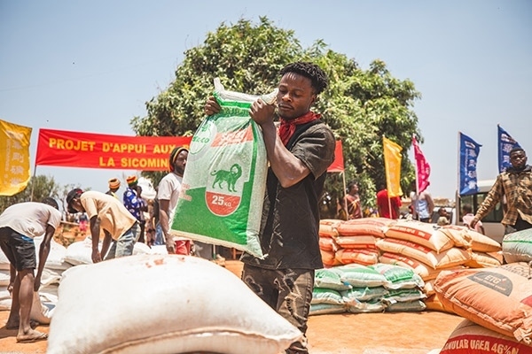 村民們興高采烈地把種子和化肥搬回家。中鐵資源供圖