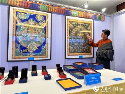 熱貢藝術(shù)國(guó)家級(jí)代表性傳承人夏吾角向嘉賓介紹作品。人民網(wǎng)記者 簡(jiǎn)承淵攝