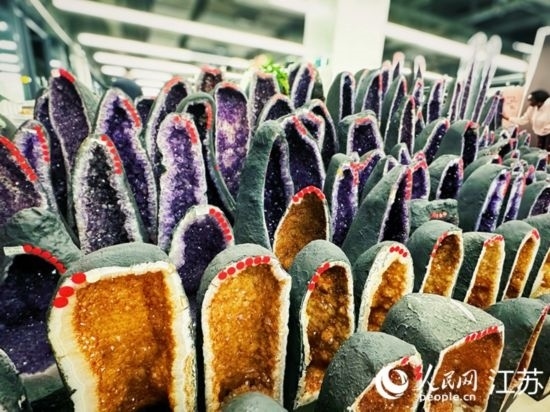 朱二帥店內(nèi)陳列的紫晶洞、黃晶洞。人民網(wǎng) 周夢嬌攝